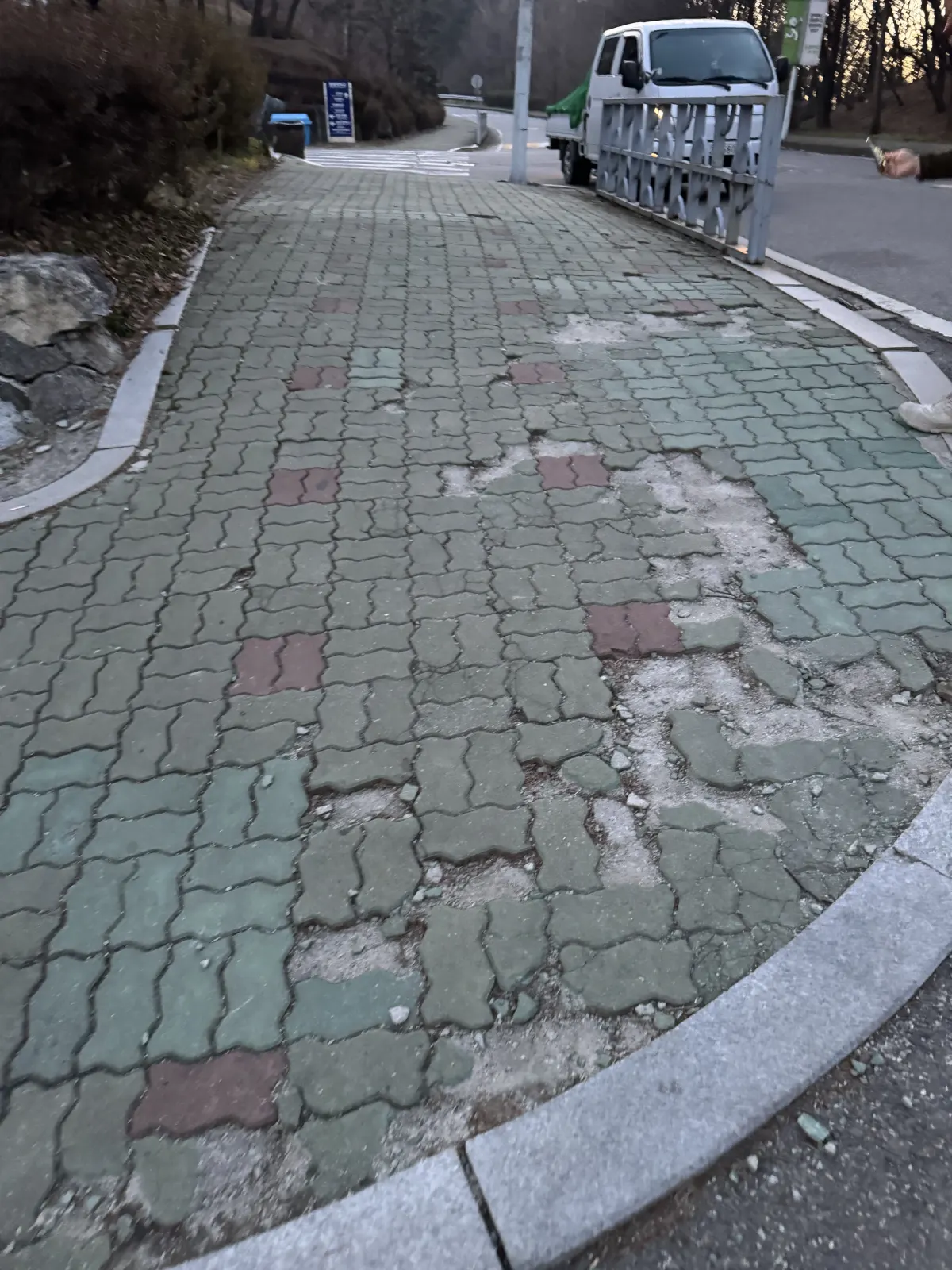 안산 보도 파손·침하 구간 재포장 시공 전