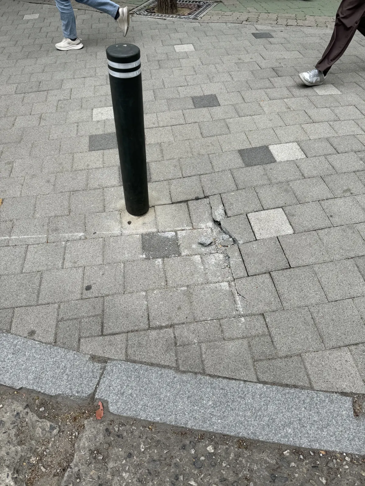 수원 볼라드 주변 블럭 교체 시공 전